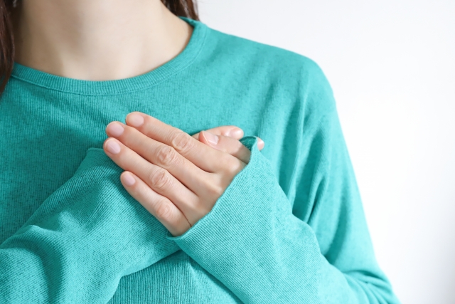 心・胸を抑える女性