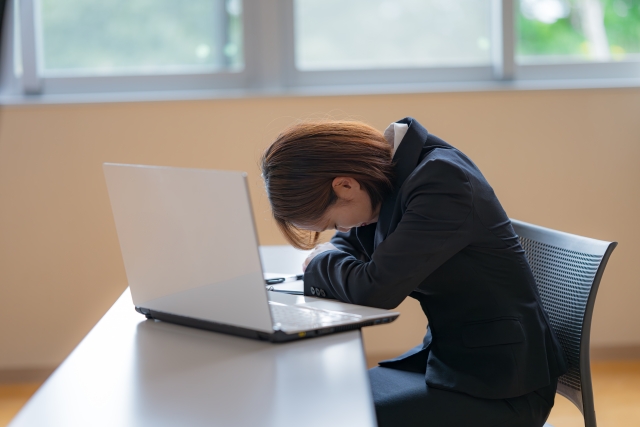 仕事　落ち込む女性