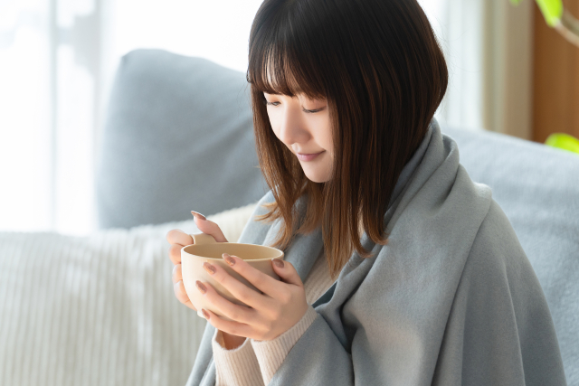 休養を取り、心身を回復させる女性