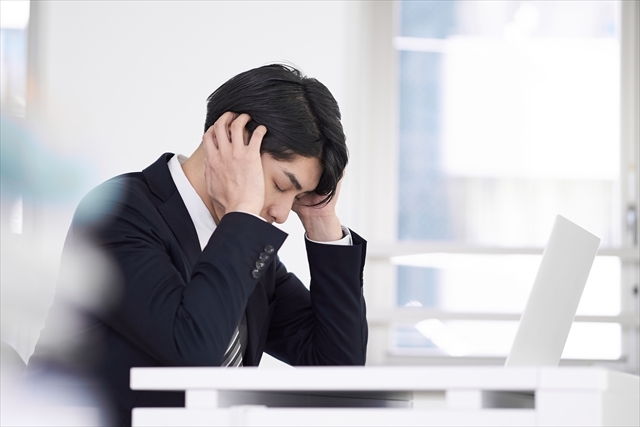 症状がつらくて仕事に集中できない男性