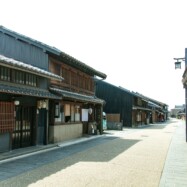 建物の外観。写真左の手前から2番目が「アリー」になります