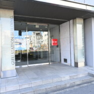 事業所のあるビルへの入り口。7階に事業所があります。